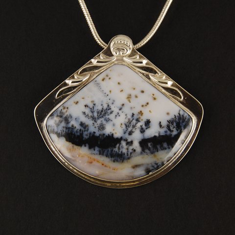 pendant with dendritic agate cab